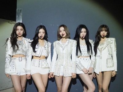 Lia, Yuna, Ryujin, Yeji, and Chaeryeong are all wearing white outfit.